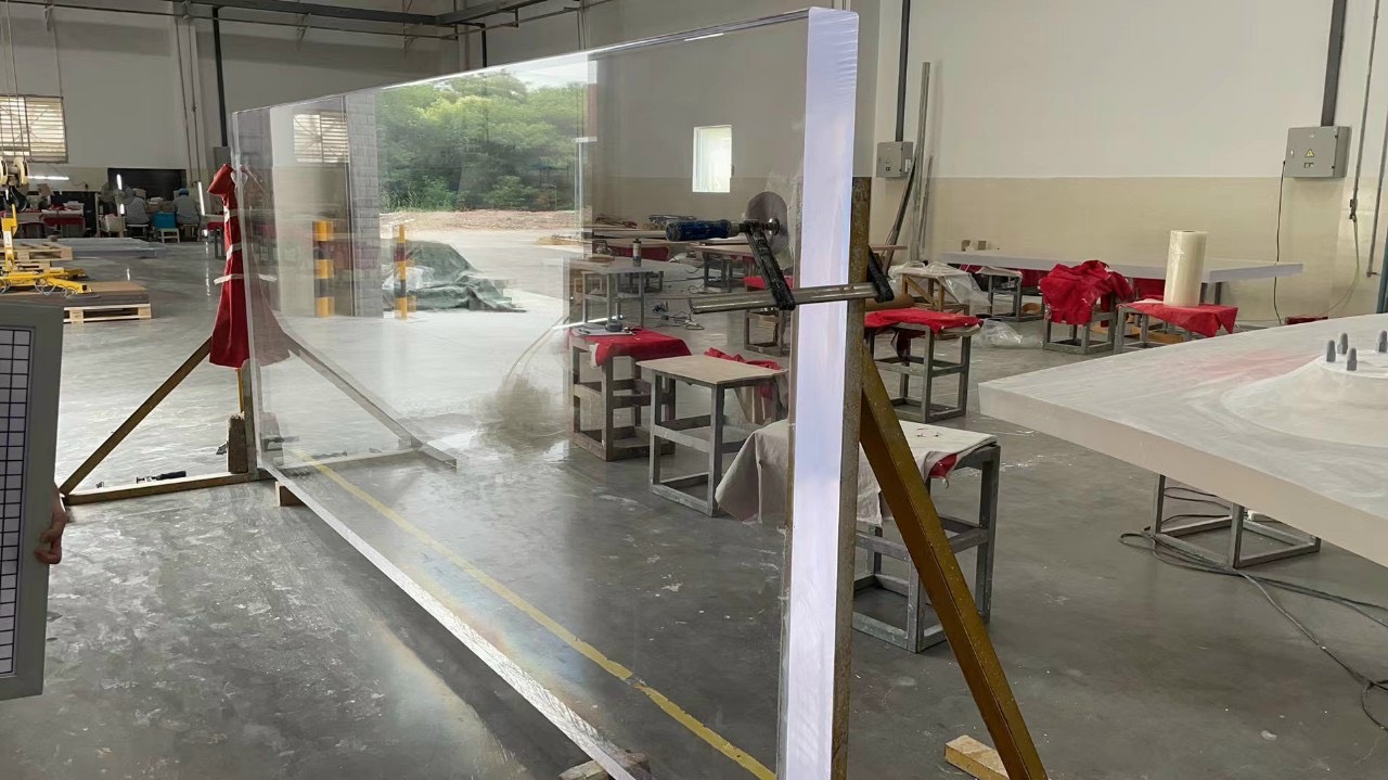 Độ trong suốt của kính acrylic